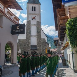 Prozession mit Gasteiner Vereinen am Gemeindeplatz in Dorfgastein