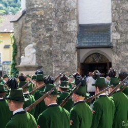 Prozession mit Gasteiner Vereinen am Gemeindeplatz in Dorfgastein