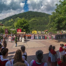 Prozession mit Gasteiner Vereinen am Gemeindeplatz in Dorfgastein