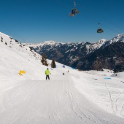 Skipiste mit Elemente Schnecke, Brücke und Tunnel