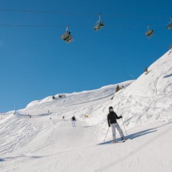 Skipiste mit Elemente Schnecke, Brücke und Tunnel