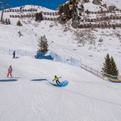 Skipiste mit Elemente Schnecke, Brücke und Tunnel