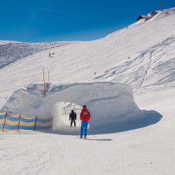 Skipiste mit Elemente Schnecke, Brücke und Tunnel