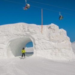 Skipiste mit Elemente Schnecke, Brücke und Tunnel