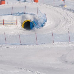 Skipiste mit Elemente Schnecke, Brücke und Tunnel