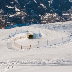 Skipiste mit Elemente Schnecke, Brücke und Tunnel