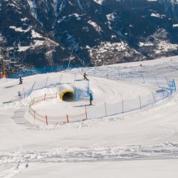 Skipiste mit Elemente Schnecke, Brücke und Tunnel