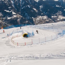 Skipiste mit Elemente Schnecke, Brücke und Tunnel