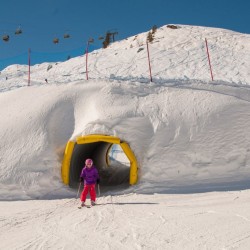 Skipiste mit Elemente Schnecke, Brücke und Tunnel