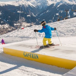 Skipiste mit Elemente Schnecke, Brücke und Tunnel