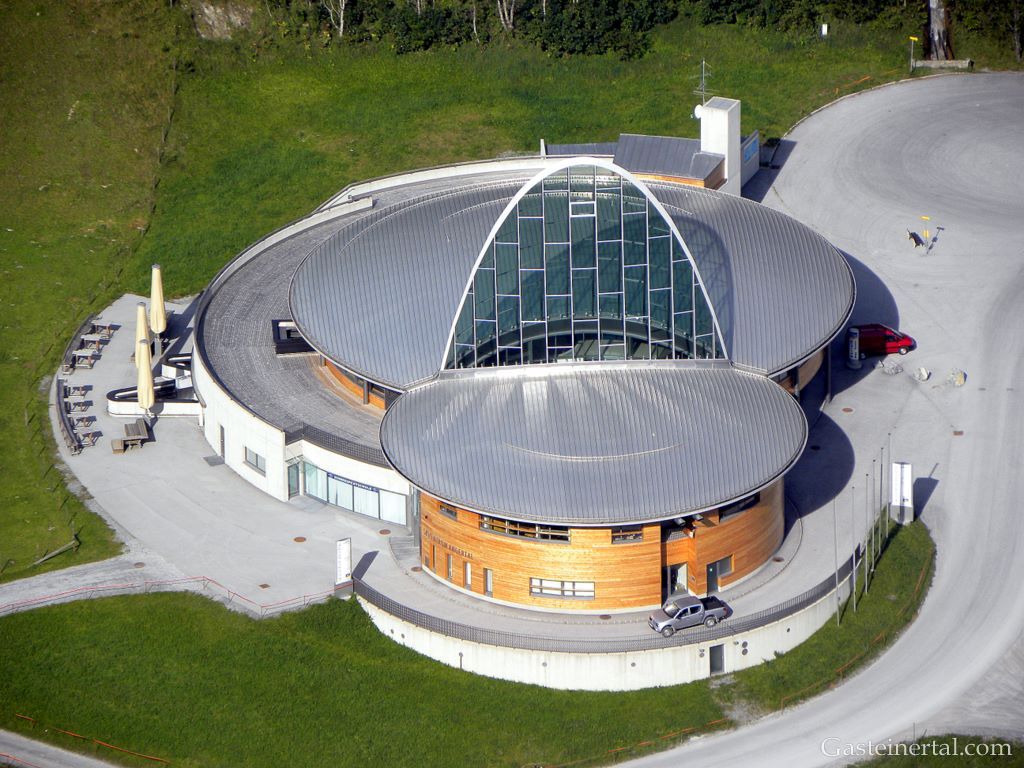 <Hauptgebäude Skizentrum Angertal