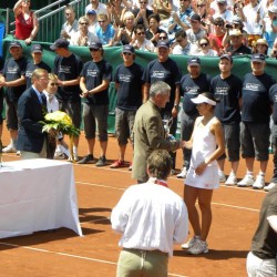 Bürgermeister Gerhard Steinbauer gratuliert Ioana Olaru zum zweiten Platz