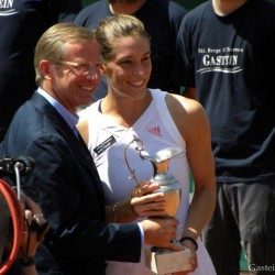 Siegerin Andrea Petkovic (GER) mit Landeshauptmann-Stv. Dr. Haslauer