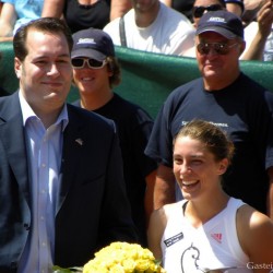Dipl.-Betriebswirt Harald Bauer (dm) mit der strahlenden Siegerin Andrea Petkovic