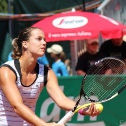 Johanna LARSSON (SWE) vs. Jarmila GAJDOSOVA (AUS)