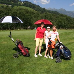 Angis, Michaela und Lisa vor dem Start - Regenschirme als Sonnenschutz