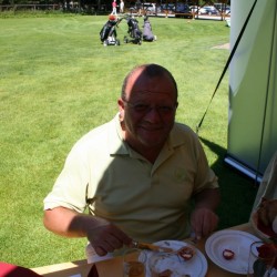 N. Mischke laesst sichs schmecken