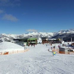 Links das Riesen-Iglu