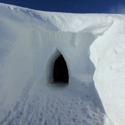 Eingang ins Riesen Iglu