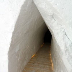 Eingang ins Iglu mit Holzboden