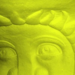 Geschnitze Maske im Farbenspiel
