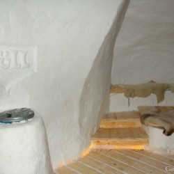 Ordentliche Müllentsorgung im Iglu