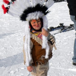 Indianer mit prachtvollem Kopfschmuck