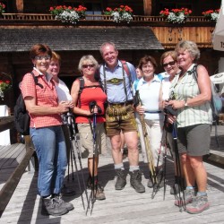 Der Chef der Dorfgasteiner Bergbahnen als Hahn im Korb