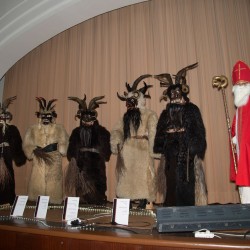 Krampusköpfe geschnitzt von Hias Rieser (1970), Karl Hummel (ca. 1935), Sepp Viehauser (1983), Sepp Lang (ca. 1928), Ludwig Leierer (1980). Im Eigentum von Hansjörg Moser, Franz Winter, Stefan Plöbst, Franz und Matthäus Rest, Sebastian Deisl. Nikolausgewand von Gerhard Purkrabek.