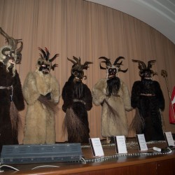 Krampusköpfe geschnitzt von Hias Rieser (1970), Karl Hummel (ca. 1935), Sepp Viehauser (1983), Sepp Lang (ca. 1928), Ludwig Leierer (1980). Im Eigentum von Hansjörg Moser, Franz Winter, Stefan Plöbst, Franz und Matthäus Rest, Sebastian Deisl. Nikolausgewand von Gerhard Purkrabek.