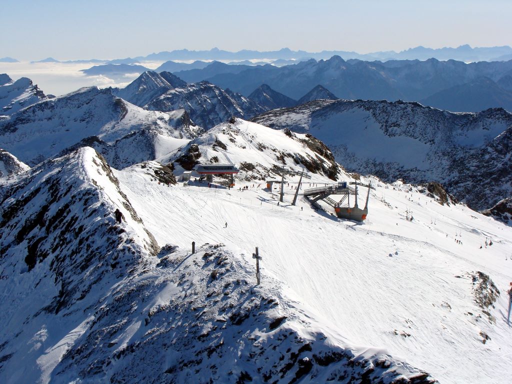 <Blick über das Schareck-Gipfelkreuz ins Skigebiet Mölltaler Gletscher