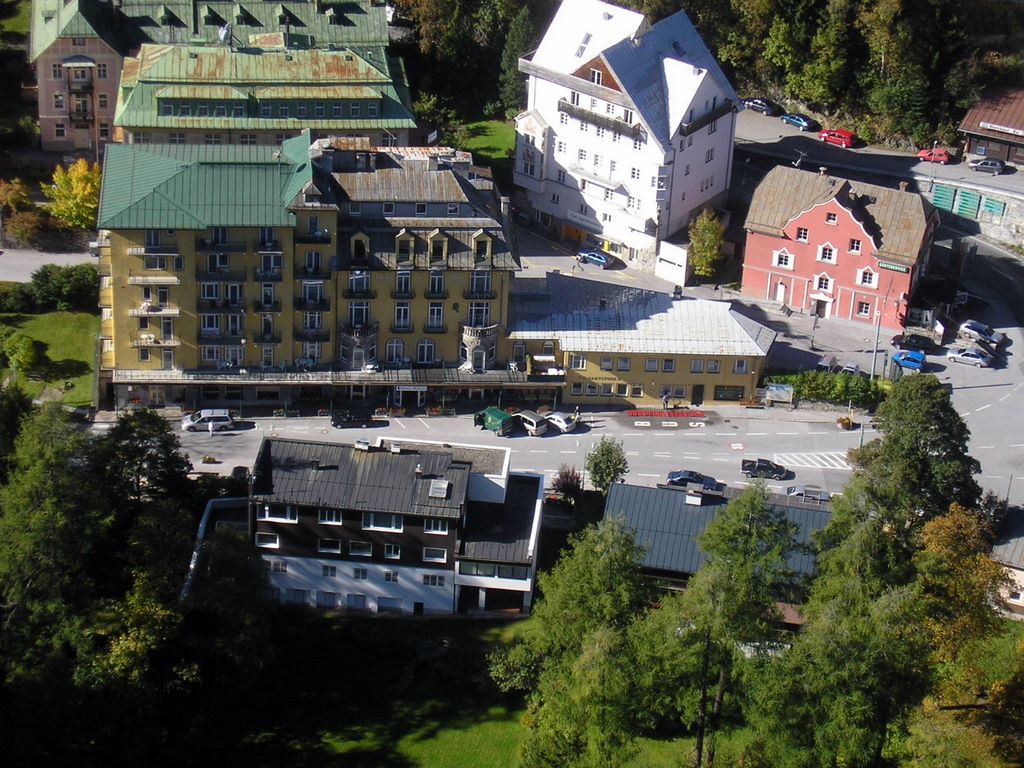 <Blick auf das Hotel Mozart. Rechts das Gebaeude des Tourismusverbandes Bad Gastein