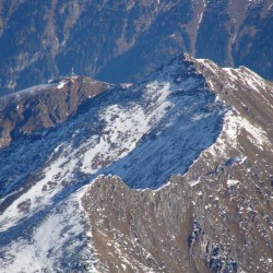 Flug über den Stubnerkogel mit neuer Hängebrücke und neuer Bergstation. Links der Sender mit Bergstation Senderbahn.