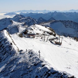 Blick über das Schareck-Gipfelkreuz ins Skigebiet Mölltaler Gletscher
