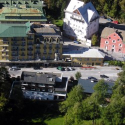 Blick auf das Hotel Mozart. Rechts das Gebaeude des Tourismusverbandes Bad Gastein
