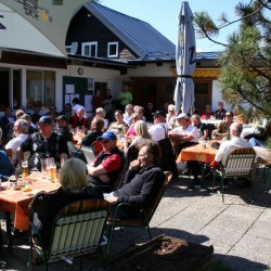 Siegerehrung auf der Terrasse des Golfstüberls