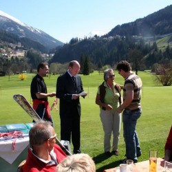 Ladies Captain Marianne erhält von Rainer Schönfelder ihre Medaille.