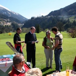 Ladies Captain Marianne erhält von Rainer Schönfelder ihre Medaille.