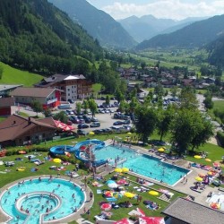 Herrlicher Sommertag im Dorfgasteiner Schwimmbad