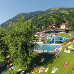 Herrlicher Sommertag im Dorfgasteiner Schwimmbad