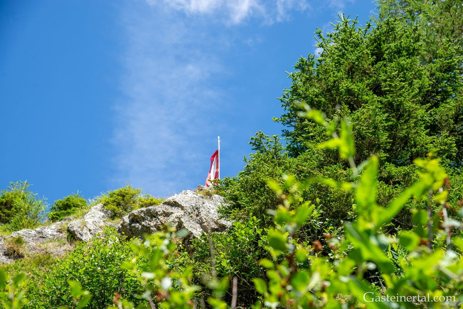<Die Fahne bei der Bockhartseehütte ist gehisst