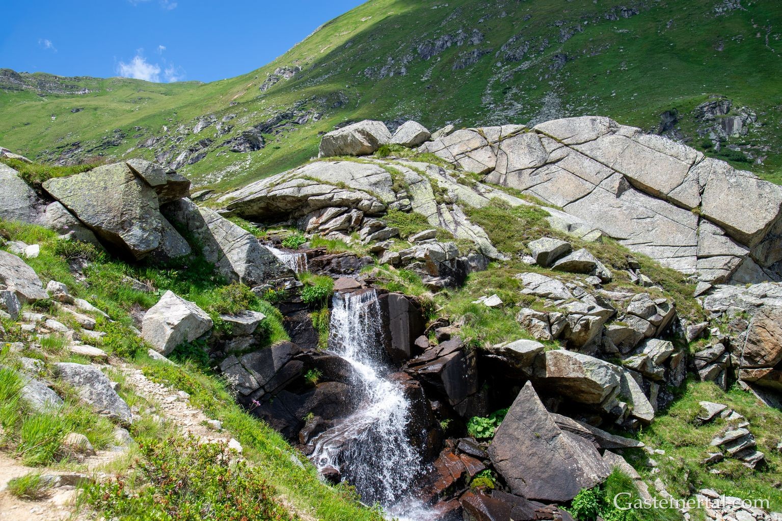 <Der kristallklare Wasserlauf verbindet den oberen und unteren Bockhartsee