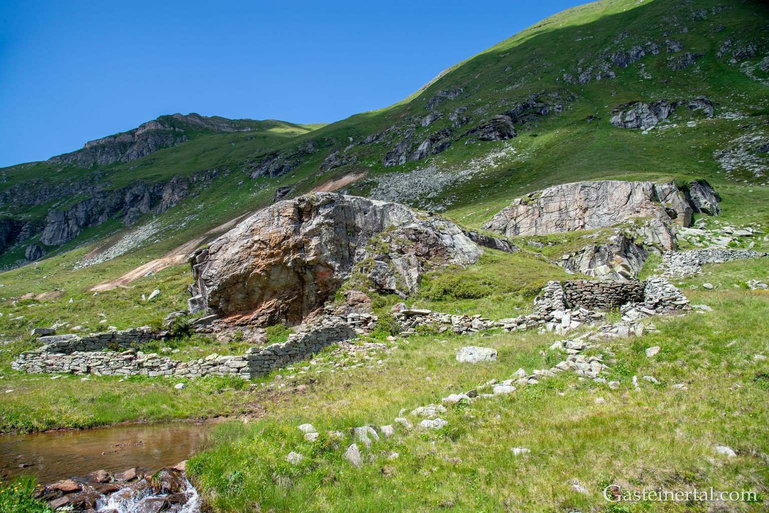 <Historische Ruinen einer Berghausgruppe aus der Epoche des Goldbergbaus vor dem 15. Jahrhundert