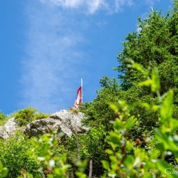 Die Fahne bei der Bockhartseehütte ist gehisst