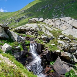 Der kristallklare Wasserlauf verbindet den oberen und unteren Bockhartsee