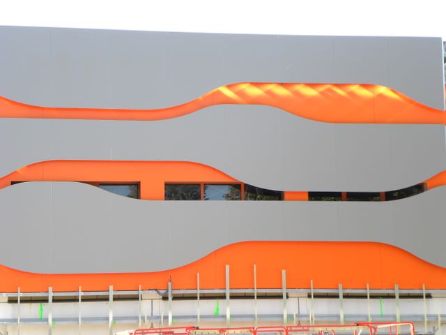 <Markante Farbgestaltung der neuen Talstation Stubnerkogelbahn