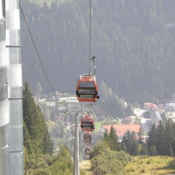 Die ersten neuen Gondeln am Weg zur Mittelstation