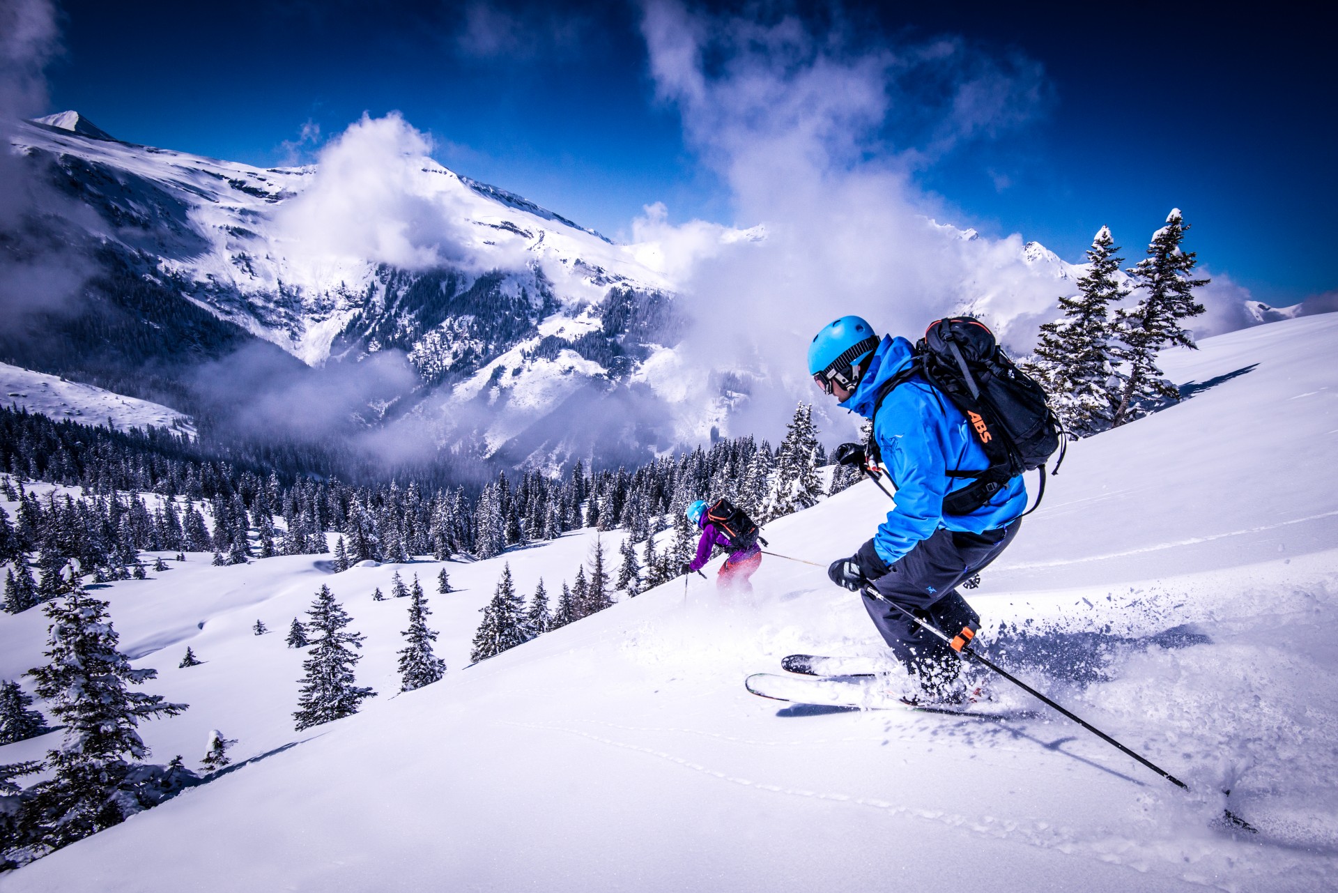 Горный лыжник. Горнолыжный туризм. Катание на горных лыжах. Горные лыжи туризм. Катание на лыжах в горах.